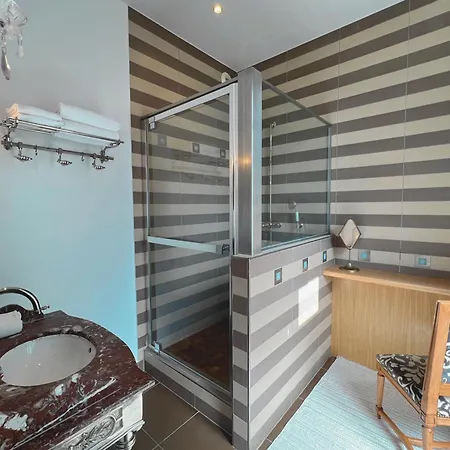 Hotel Chateau De Challanges