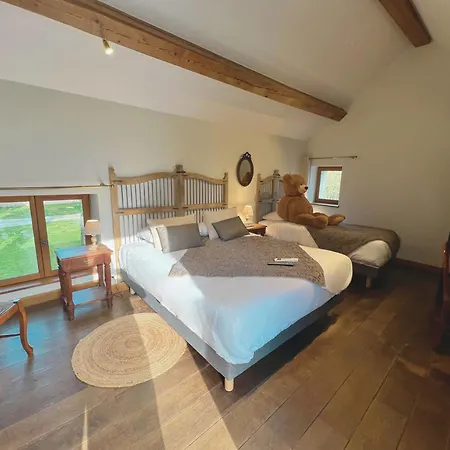 Hotel Chateau De Challanges 4*