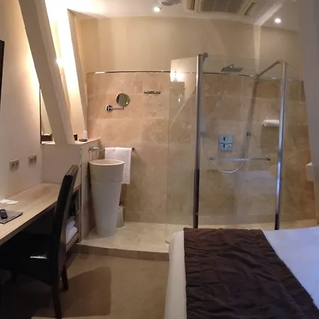 Hotel Chateau De Challanges 4*