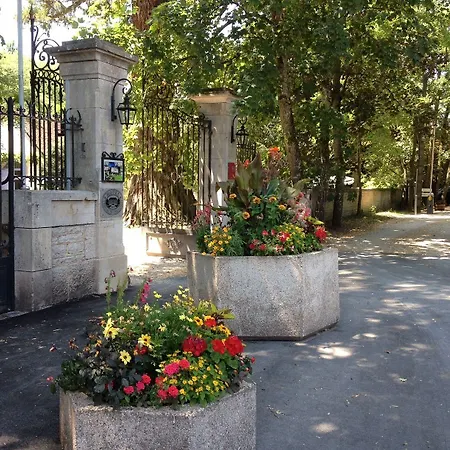 Hotel Chateau De Challanges