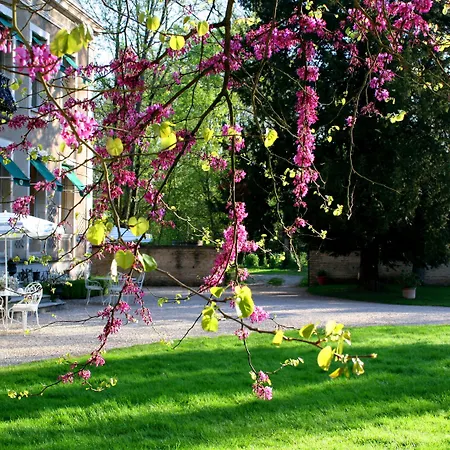 Hotel Chateau De Challanges