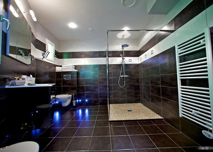 Готель Chateau De Challanges Бон