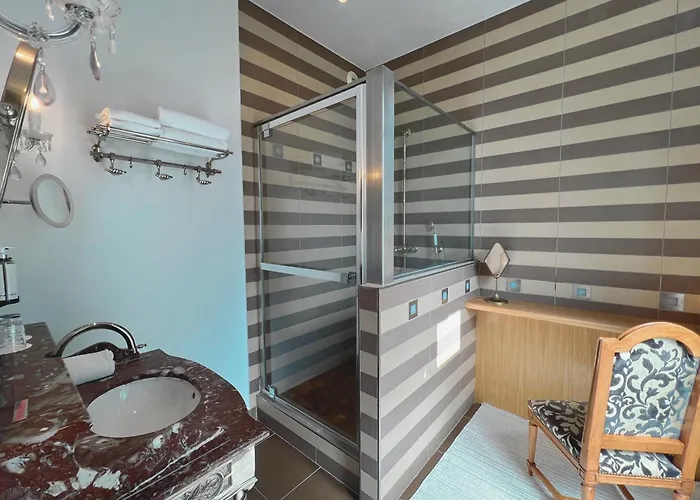 Hotel Chateau De Challanges