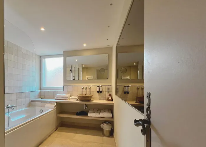 Chateau De Challanges Beaune (Cote d'Or)