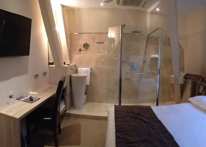 Готель Chateau De Challanges 4*