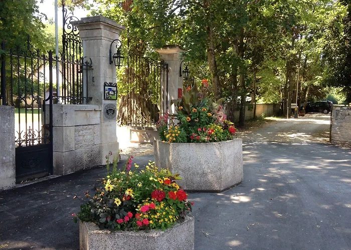 Hotel Chateau De Challanges