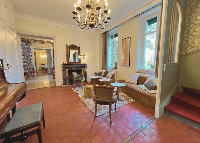 Chateau De Challanges Готель