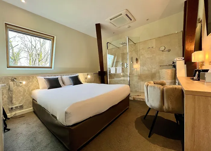 Hotel Chateau De Challanges